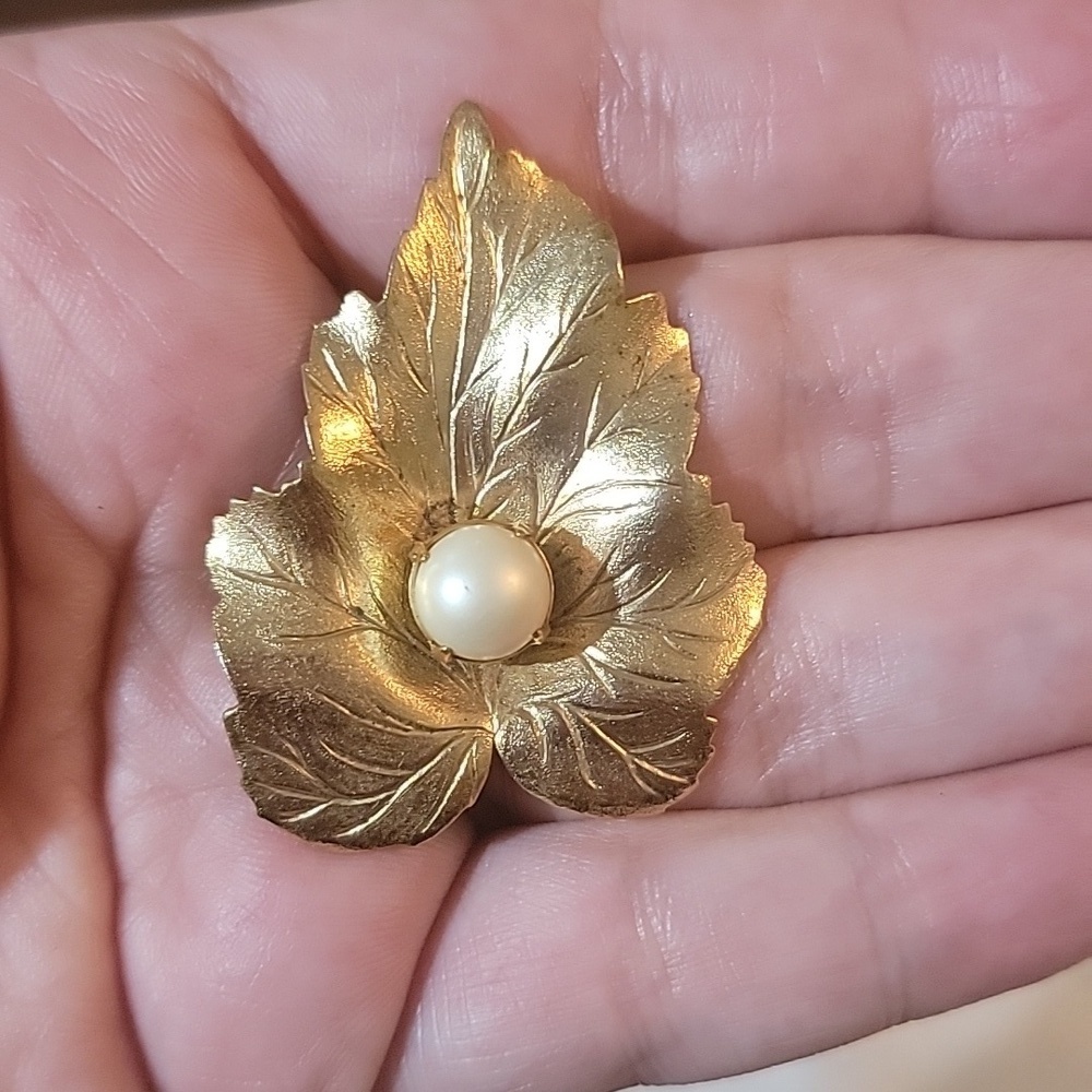 Sarah Coventry Vintage Gold-tone & Faux Pearl Leaf Brooch Pin